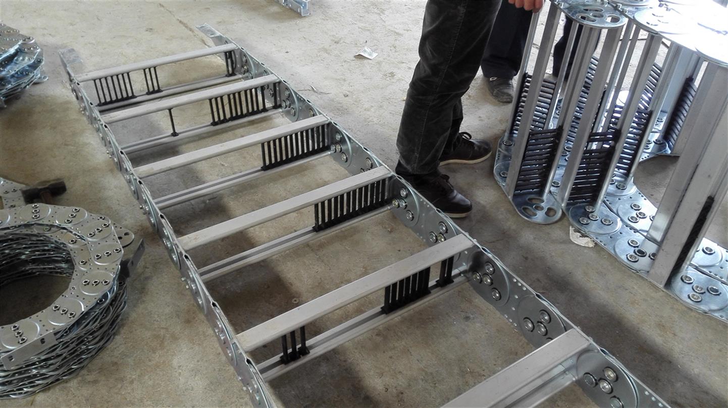 本申请公开了一种具有支撑板的李萨如式光纤扫描器