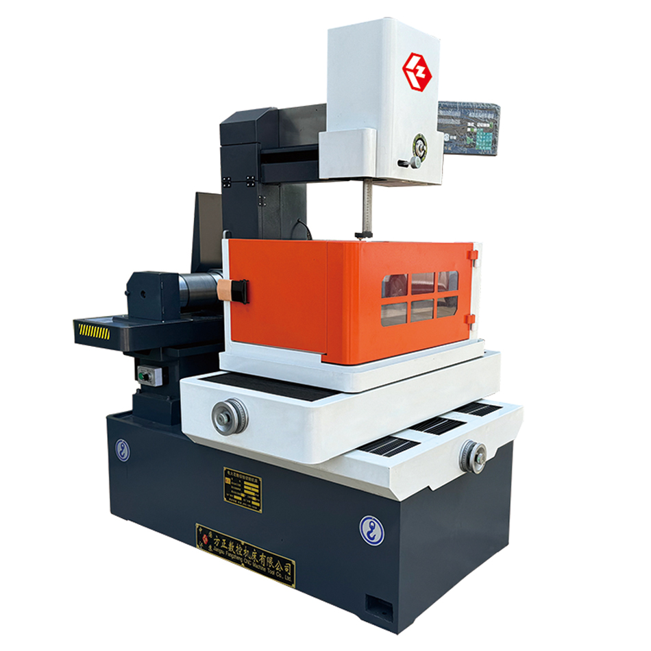 所述开口的宽度大于所述导轨的厚度