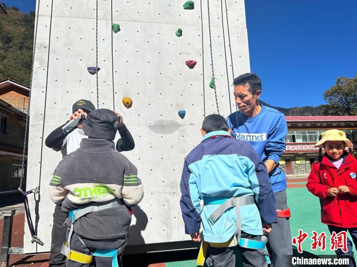 星耀西藏·攀岩进校园活动在错那市麻麻乡小学举