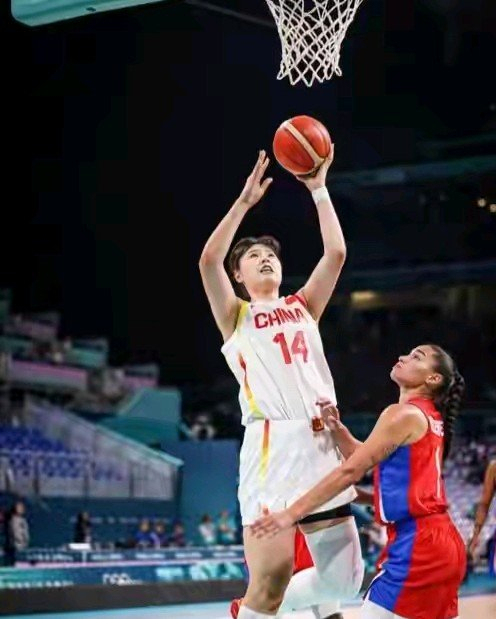 李月汝赛后泪目呼唤李梦 中国女篮外线困境凸显