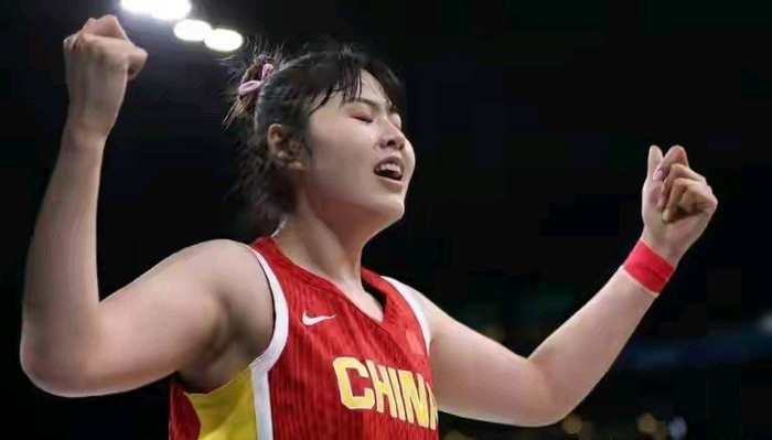 李月汝赛后泪目呼唤李梦 中国女篮外线困境凸显