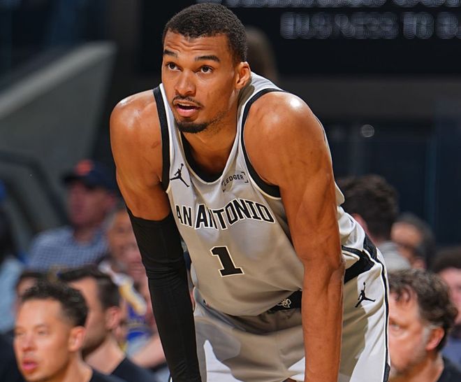 文班亚马力压乔治塔图姆当选今日最佳球员