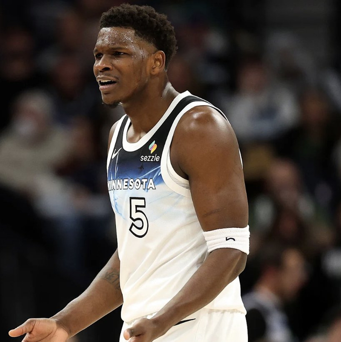 爱德华兹伤退赛季报销无缘评奖