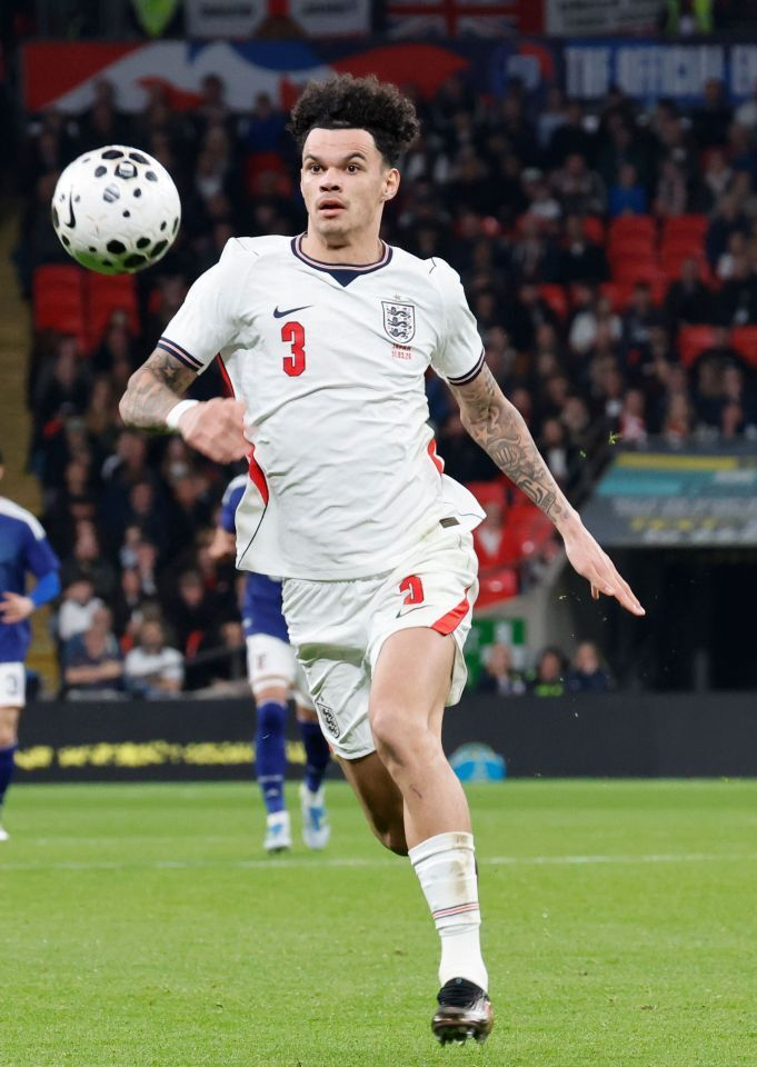 耐克世界杯球衣肩部异形设计引争议