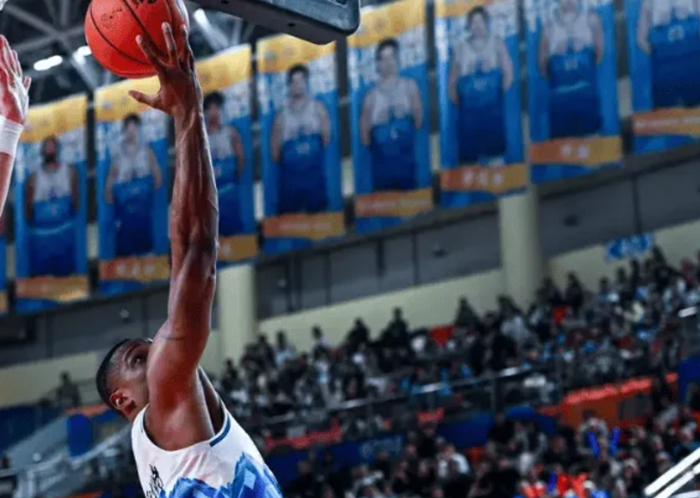 新疆男篮大胜南京外援集体爆发齐麟状态回升引