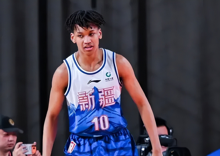 新疆男篮大胜南京外援集体爆发齐麟状态回升引