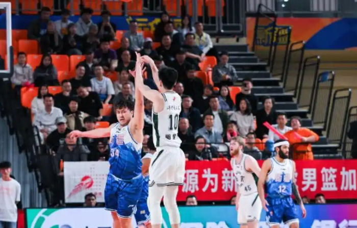 新疆男篮大胜南京外援集体爆发齐麟状态回升引