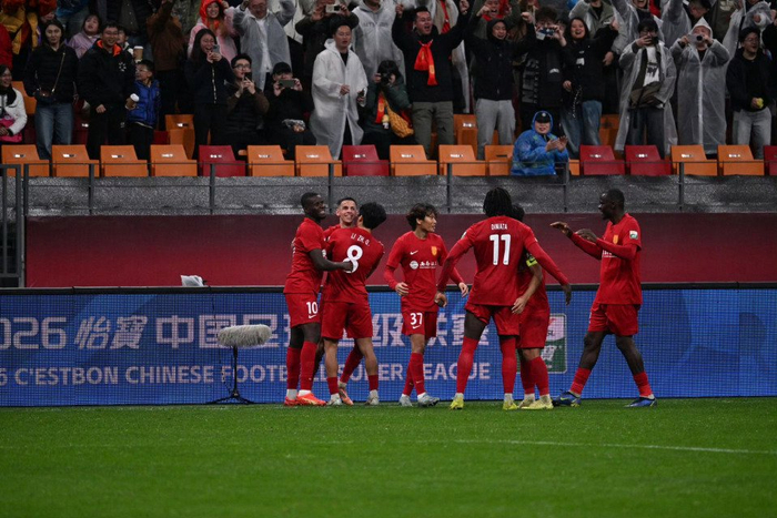 重庆铜梁龙中超首胜！肯帕努任意球破门终结1