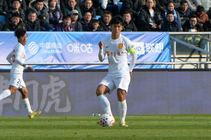 重庆铜梁龙中超首胜！肯帕努任意球破门终结1